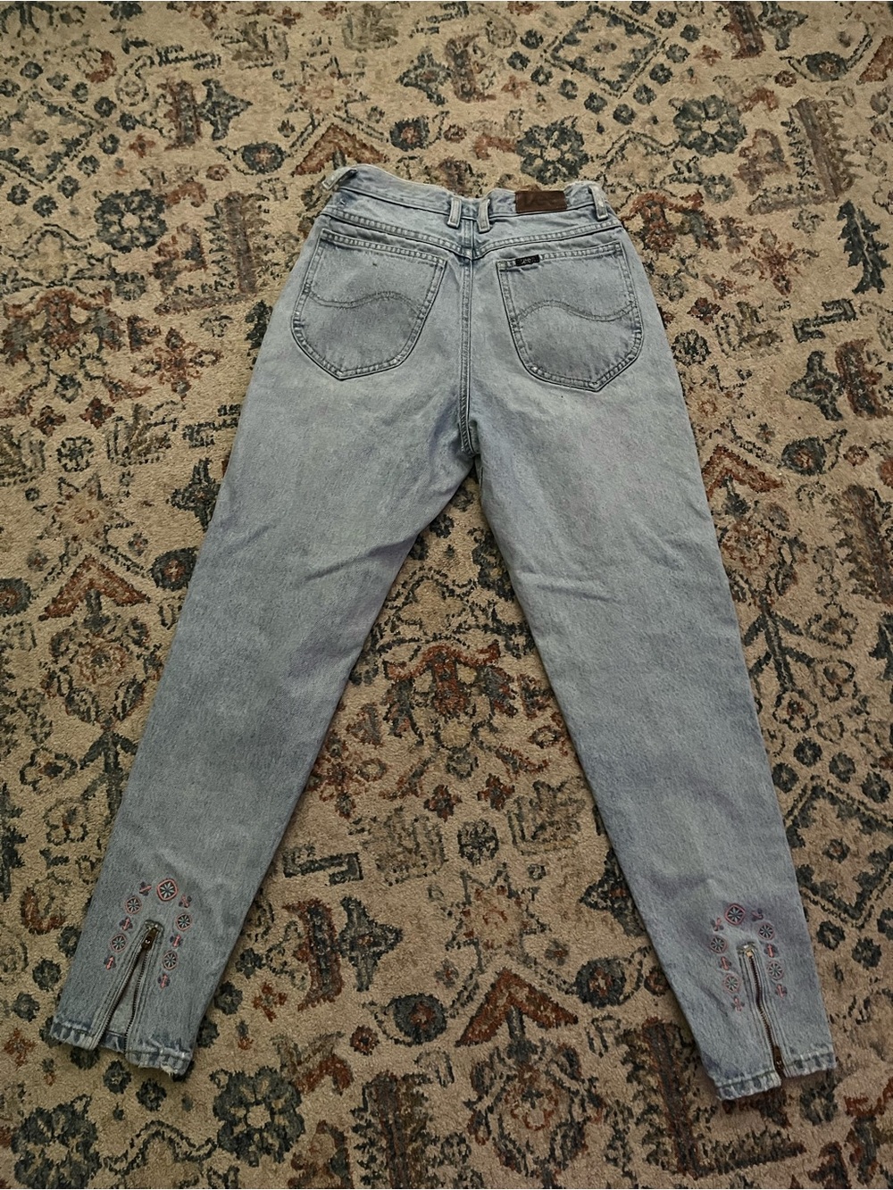 VINTAGE Lee Light Wash Blue High-Rise Ankle Jeans with Subtle Embroidery - Picture 5 of 11